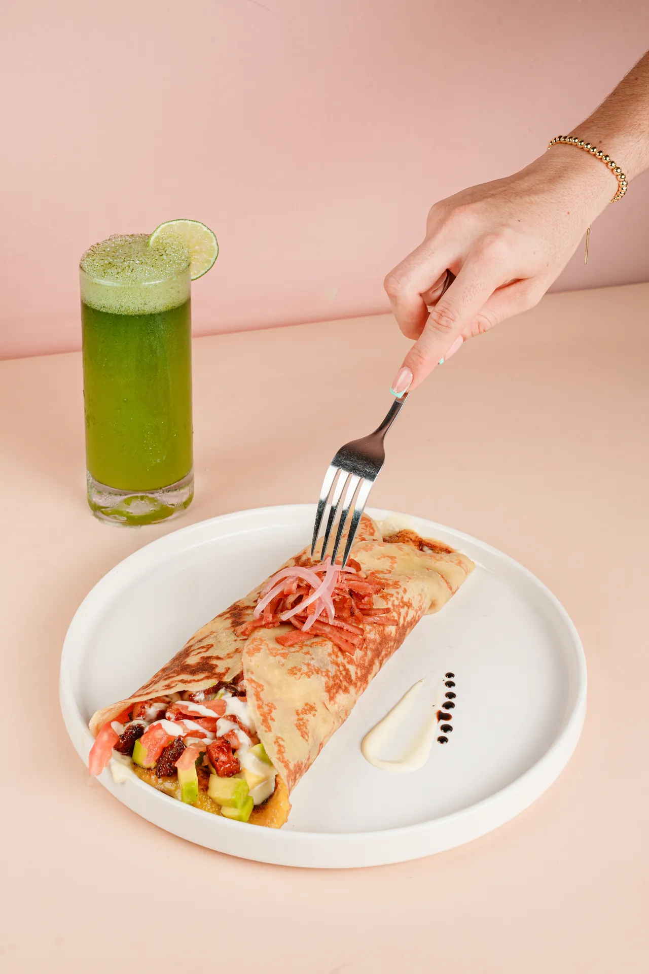 Crêpe salado de costillas BBQ recién preparado en La Bonne Crêpe