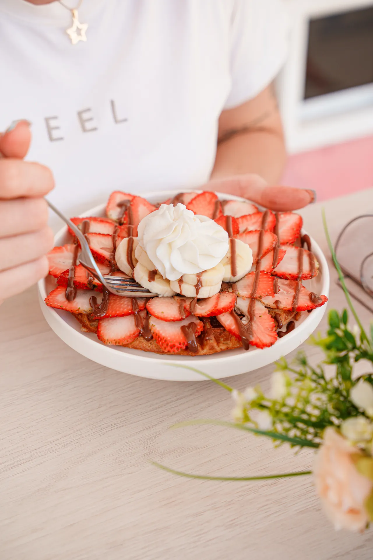 Waffle Tentación crujiente con frutas frescas y chantilly